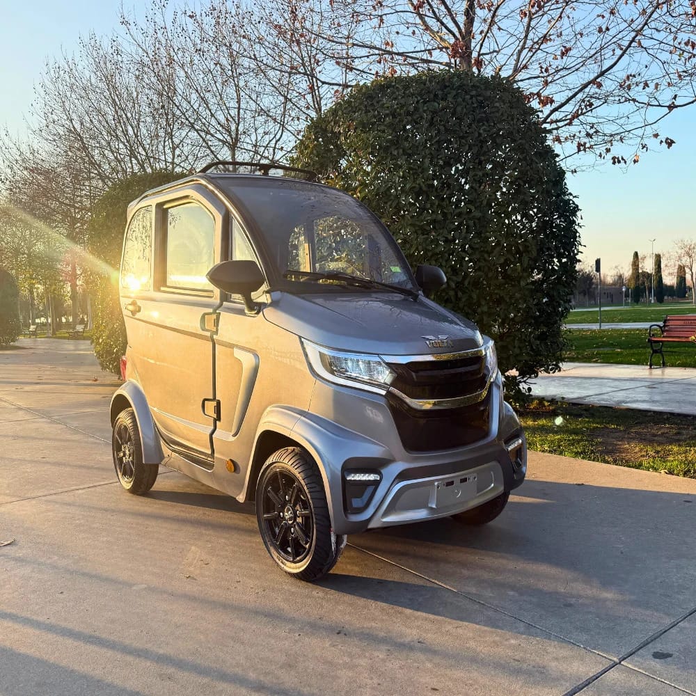 Gesloten elektrische scootmobiel en minicar
